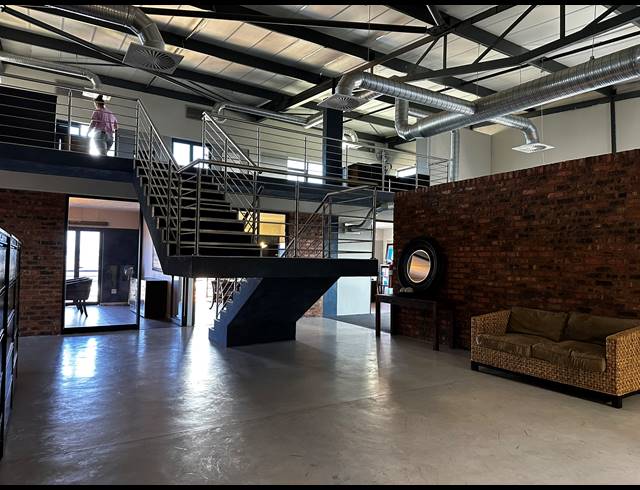 528M² OFFICE FOR SALE IN SUNNINGHILL